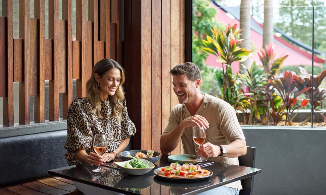 Racv 로열 파인스 리조트 골드 코스트 Benowa 외부 사진 A couple dining at a restaurant