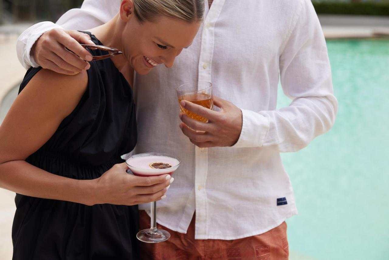 Racv 로열 파인스 리조트 골드 코스트 Benowa 외부 사진 A couple drinking cocktails